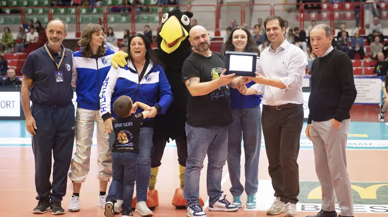 I tifosi premiati alla prima di campionato - © www.giornaledibrescia.it