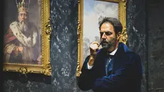 Neri Marcorè è Sherlock Holmes a teatro