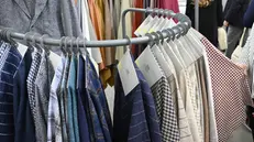 Tessuti e vestiti in un negozio