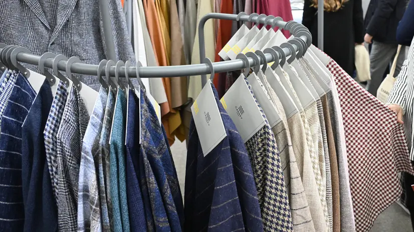 Tessuti e vestiti in un negozio