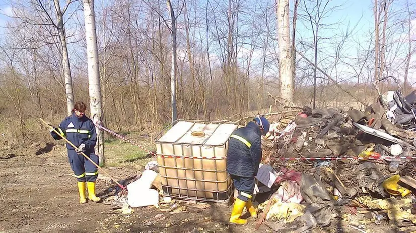 Venti fusti contenenti sostanze oleose, rifiuti ingombranti e inerti, sono stati trovati dispersi dentro le acque e lungo le rive degli stagni di Belangero, sito di interesse comunitario (Sic) del Comune di Asti. La polizia municipale, con l'ufficio Ambiente del Comune, hanno avviato un indagine per cercare di individuare la provenienza dei rifiuti scaricati illegalmente nella zona tutelata a sud ovest della città. Tutto il materiale rivenuto è stato rimosso dal Gruppo Protezione civile, intervenuti a seguito di un esposto del Wwf e sarà smaltito dall'Asp. ANSA