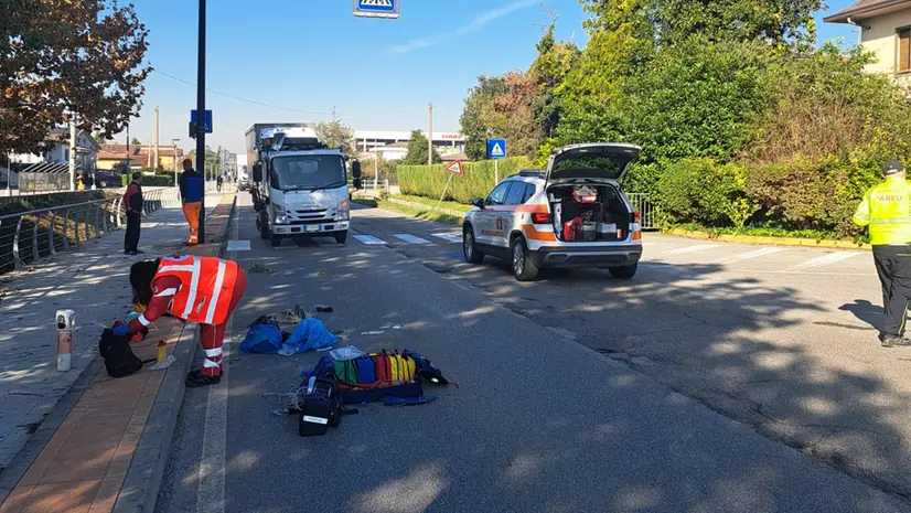 I soccorritori intervenuti a Leno, sul luogo dell'incidente © www.giornaledibrescia.it