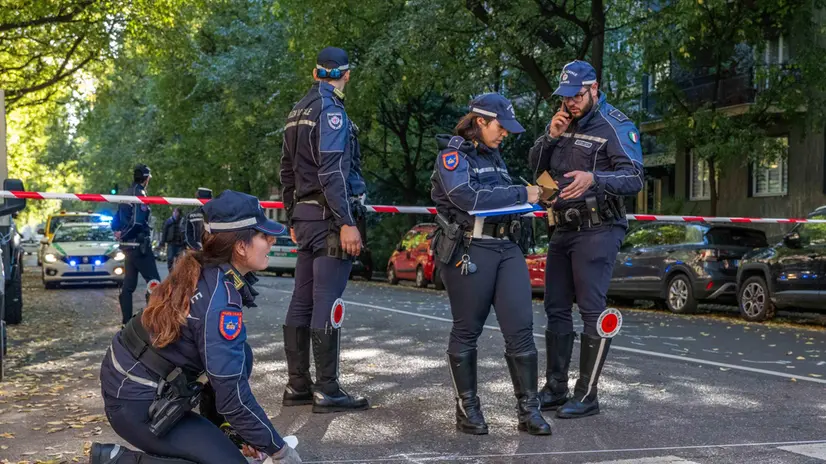 Pedone investito e ucciso, automobilista in fuga, Polizia Locale sul Posto per effettuare i rilievi, Via Fratelli Bronzetti, Milano, 5 Novembre 2025, Ansa/Andrea Fasani