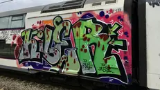 Un graffito su un vagone del treno, foto d'archivio