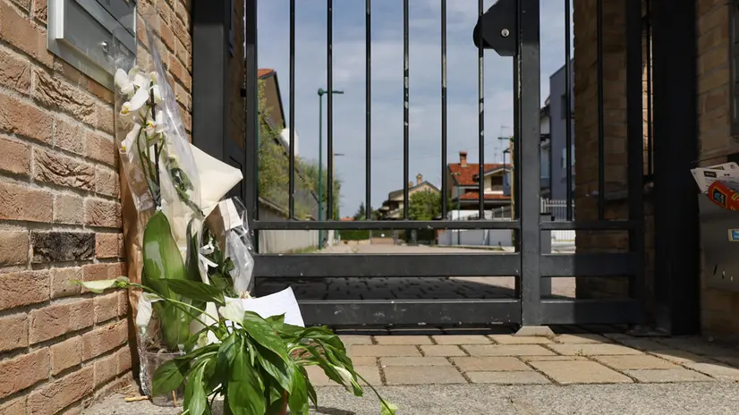 Fiori lasciati a Paderno Dugnano, nel Milanese, dove un 17enne ha confessato di avere ucciso i genitori e il fratello di 12 anni, 03 settembre 2024. ANSA/ SERGIO PONTORIERO