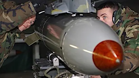 Una bomba tattica nucleare a caduta B61