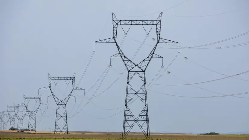 epa12298776 High-voltage pylons linked to the Nogent-sur-Seine nuclear power plant, operated by the French energy company EDF (Electricite de France), in Nogent-sur-Seine, 100 km east of Paris, France, 13 August 2025. More than 85 percent of the electricity produced by EDF in France is nuclear. EPA/CHRISTOPHE PETIT TESSON