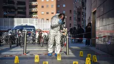 Arrivata la Sezione Investigazioni Scientifiche dei Carabinieri sul luogo della donna accoltellata in piazza Gae Aulenti, Milano 3 Novembre 2025 ANSA/MATTEO CORNER