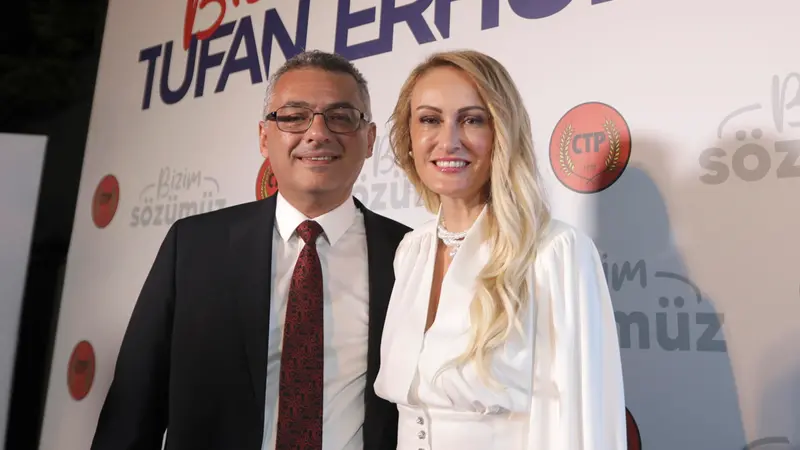 Il presidente della Cipro turca, Tufan Erhurman, insieme alla moglie - Foto Ansa © www.giornaledibrescia.it