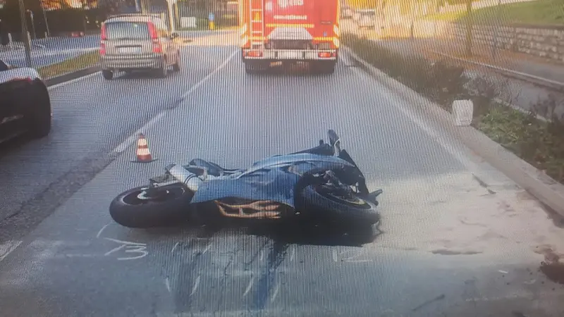 La moto a terra dopo l'incidente