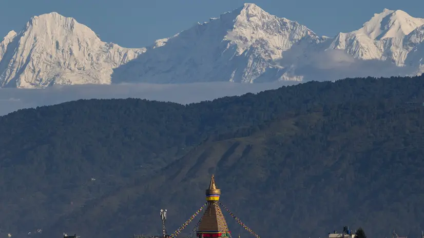 epa12409140 The Ganesh Himal mountain range rises behind the Buddha Stupa on a clear weather day in Kathmandu, Nepal, 27 September 2025. EPA/NARENDRA SHRESTHA