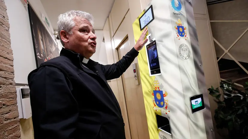Il cardinale Konrad Krajewski nel centro di accoglienza Palazzo Migliori durante installazione di covid-detector ‘Spray for Life’ che misura febbre e disinfetta anche i piedi oltre alle mani in modalità no-touch, Citta’ del Vaticano 30 Settembre 2020. ANSA/GIUSEPPE LAMI