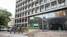 Il nucleo di polizia economico-finanziaria della Guardia di Finanza nella sede di Fondazione Milano-Cortina 2026 a Milano, 21 maggio 2024. ANSA/Davide Canella