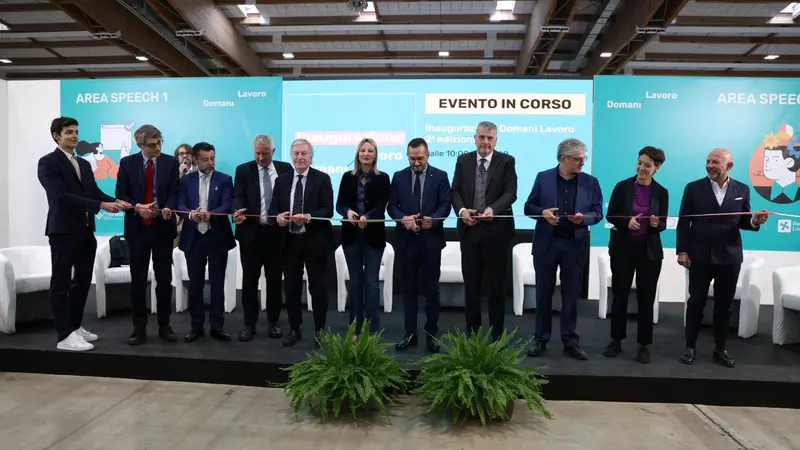Il taglio del nastro a Domani Lavoro - Foto Gabriele Strada/Neg © www.giornaledibrescia.it