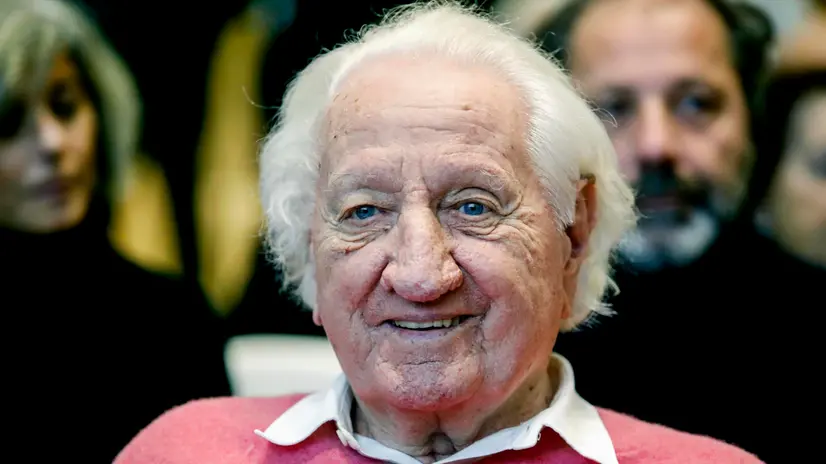 Giorgio Forattini durante la serata dedicata a lui per la donazione del suo archivio da vignettista alla Triennale a Milano, 23 novembre 2023.ANSA/MOURAD BALTI TOUATI