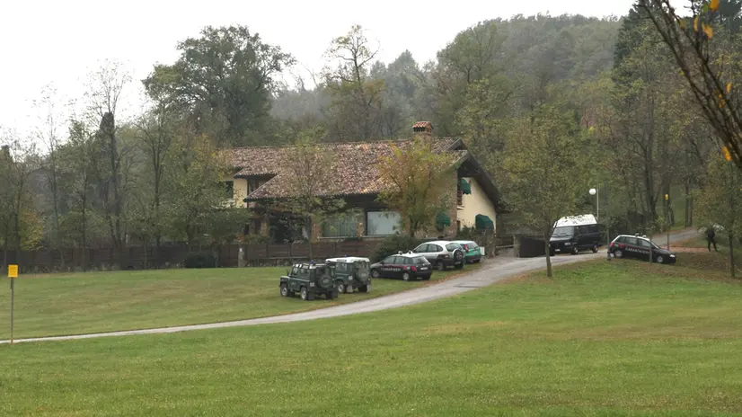 20081111 - UDINE - CLJ - DONNA UCCISA CON TRE COLPI DI ARMA DA FUOCO ALLA SCHIENA A MANZANO (UD) Sono proseguite nella notte le indagini per identificare i responsabili dell'omicidio di Tatiana Tulissi, 37 anni. La donna e' stata uccisa ieri sera con tre colpi di pistola alla schiena sull'uscio di una villa a Manzano (Udine). Nella notte i Carabinieri hanno continuato ad ascoltare testimoni e persone che possono fornire elementi utili alle indagini. Sul posto interverranno oggi i Carabinieri del Ris (Raggruppamento Investigazioni Scientifiche) di Parma. Nella foto La villa dei Calligaris. ANSA/ALBERTO LANCIA/