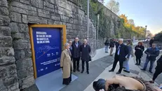 La sindaca Laura Castelletti nel luogo dove si potrà salire in ascensore in Castello - © www.giornaledibrescia.it