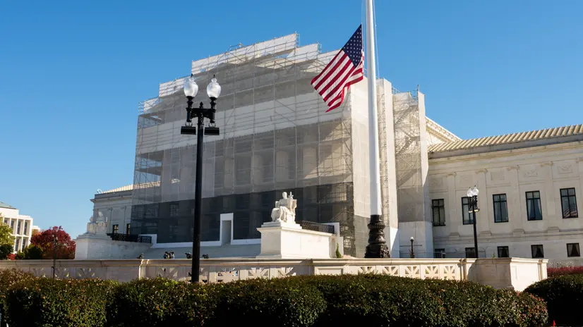 epa12506052 The Supreme Court in Washington, DC, USA, 05 November 2025. Today Supreme Court Justices hear oral arguments in Learning Resources, Inc. v. Trump, a case that challenges President Donald Trump’s power to place tariffs on nearly all goods imported into the United States. EPA/AARON SCHWARTZ