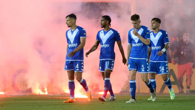 L'invasione di campo ad un minuto dalla fine di quel Brescia-Cosenza dell'1 giugno 2023 - Foto Ansa © www.giornaledibrescia.it