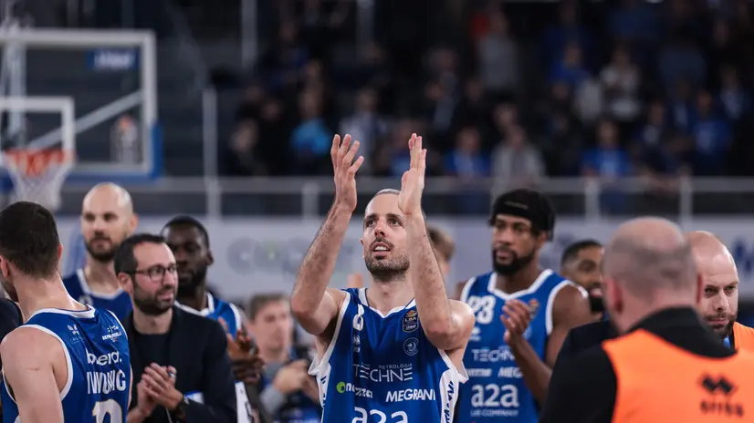 Da sinistra: Nikola Ivanovic di spalle, Miro Bilan, Joseph Mobo e il capitano Amedeo Della Valle dopo la vittoria con Milano - New Reporter © www.giornaledibrescia.it