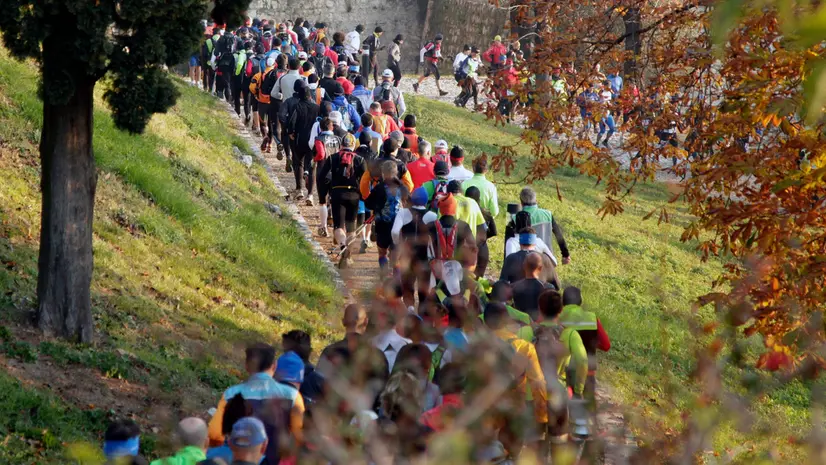 Il «serpentone» dei partecipanti all'Urban Trail in una passata edizione - © www.giornaledibrescia.it
