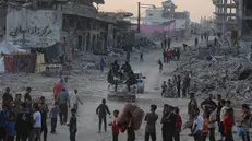 epa12505676 Fighters of the Al-Qassam Brigades, the military wing of the Hamas movement, leave after searching for the bodies of Israeli hostages alongside Red Cross workers in Al Shejaeiya neighbourhood in the east of the Gaza City, Gaza Strip, 05 November 2025. EPA/MOHAMMED SABER