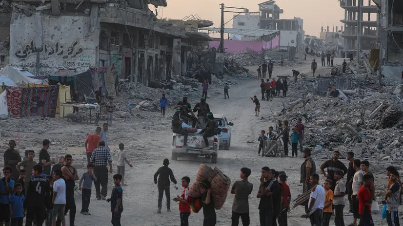 epa12505676 Fighters of the Al-Qassam Brigades, the military wing of the Hamas movement, leave after searching for the bodies of Israeli hostages alongside Red Cross workers in Al Shejaeiya neighbourhood in the east of the Gaza City, Gaza Strip, 05 November 2025. EPA/MOHAMMED SABER