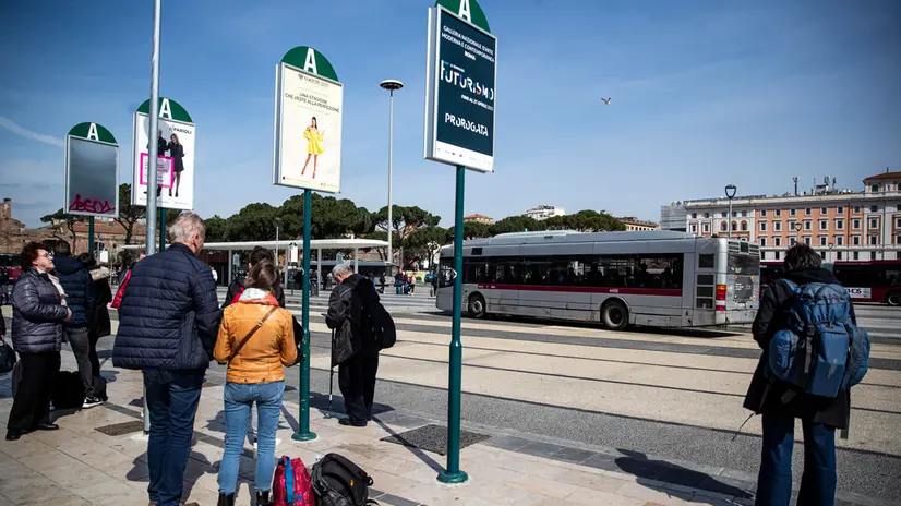 Passeggeri alla fermata degli autobus della Stazione Termini durante lo sciopero nazionale dei sindacati di base settore del trasporto pubblico locale di bus, tram e metro, Roma, 21 marzo 2025. ANSA/ANGELO CARCONI