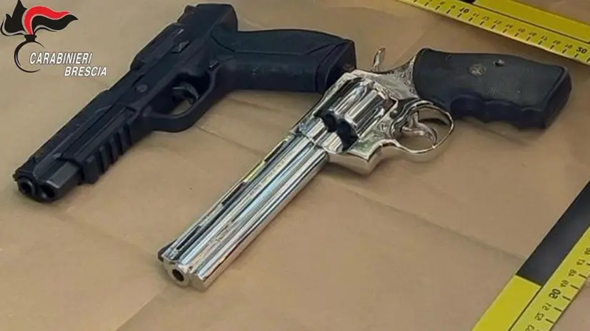 Le pistole ritrovate a Lonato