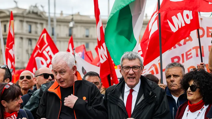 Il segretario generale della Cgil Maurizio Landini con il segretario generale dell’Ituc, Luc Triangle, durante la manifestazione nazionale dell CGIL “Democrazia al lavoro”, Roma, 25 ottobre 2025. ANSA/ANGELO CARCONI