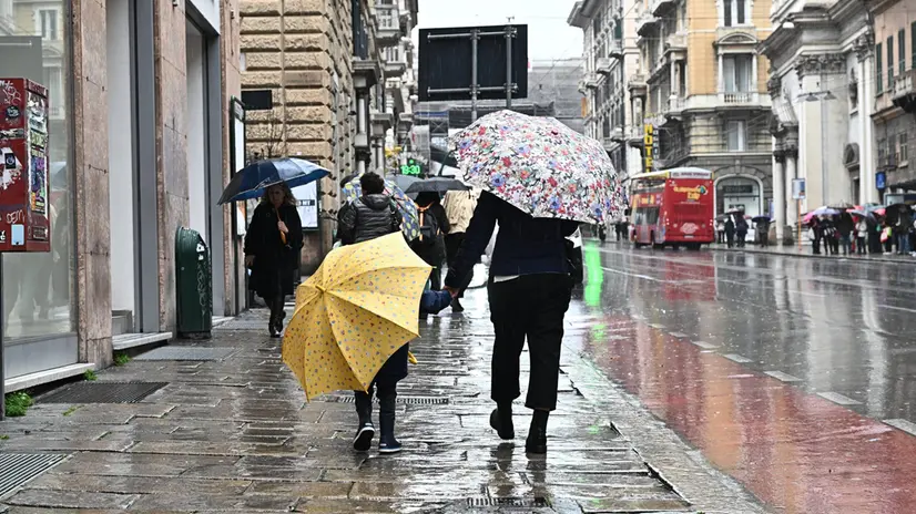 Piove a Genova, dove l'allerta gialla per pioggia e temporali durera' sino alle 15. Genova, 17 aprile 2025. ANSA/LUCA ZENNARO