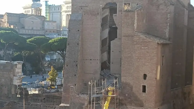 Collapse of a part of the Torre dei Conti, currently under renovation, in Largo Corrado Ricci, in the Imperial Forums, in the heart of Rome, 3 novembre 2025. ANSA Il primo crollo di una parte della Torre dei Conti, attualmente in ristrutturazione, a largo Corrado Ricci, ai Fori Imperiali, nel cuore di Roma, 3 novembre 2025. ANSA