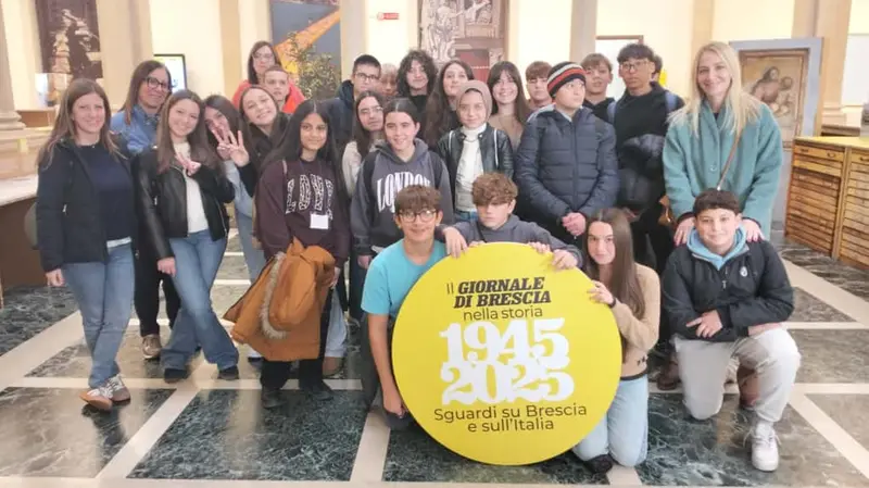La 3A in visita alla mostra del GdB - © www.giornaledibrescia.it
