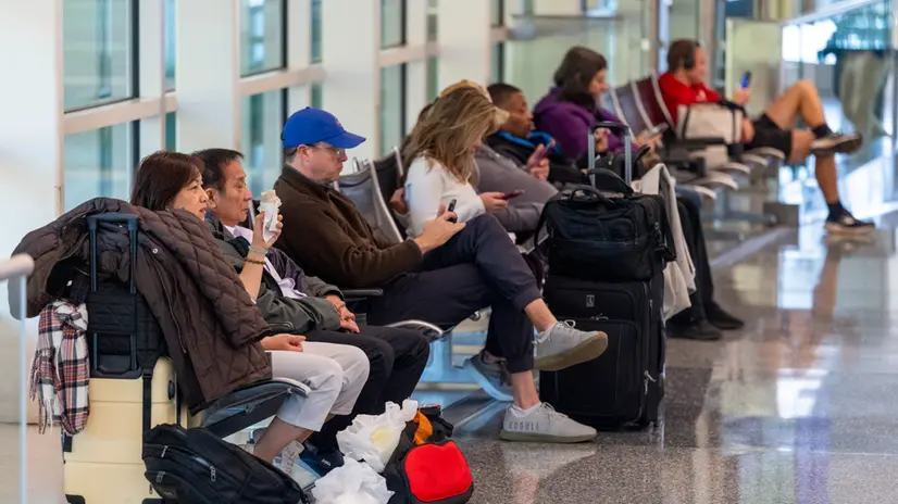 epa12510752 Travelers wait for their flights amid nationwide cancellations and delays at Ronald Reagan Washington National Airport in Arlington, Virginia, USA, 07 November 2025. The Federal Aviation Administration (FAA) is currently implementing an order to reduce air traffic by 10 percent at 40 of the nation's busiest airports as a safety measure due to the ongoing government shutdown. EPA/SHAWN THEW