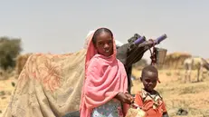 epa12049102 Sudanese children, who fled from the internally displaced persons (IDP) Zamzam camp, rest while on their way to the Tawila Camps amid the ongoing conflict between Sudan's army and the Rapid Support Forces (RSF), in North Darfur, Sudan, 23 April 2025. The RSF claimed control of the Zamzam camp after its assault in April 2025. According to the UNHCR, over four million people have fled Sudan to neighboring countries since the outbreak of the armed conflict in April 2023. EPA/MARWAN MOHAMED
