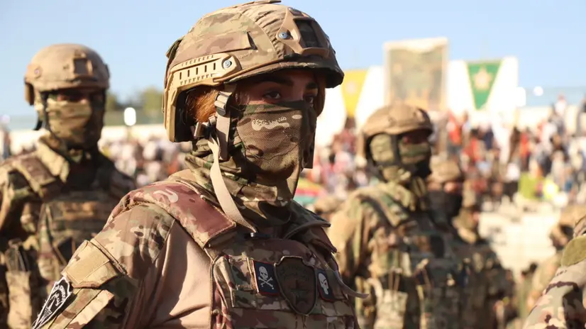 epa12296219 Soldiers affiliated with the Syrian Democratic Forces attend the funeral of senior Kurdistan Workers' Party (PKK) leader Nuredin Sofi in Qamishli, northeast Syria, 12 August 2025. The Syrian Democratic Forces (SDF) held a funeral for Sofi after his body was repatriated from Iraq's Kurdistan region, where he was killed in a strike on Mount Gara in April 2021. EPA/AHMED MARDNLI