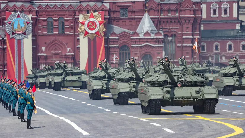 epa12085818 Russian T-80 tanks take part in the Victory Day military parade, marking the 80th anniversary of Victory in the Great Patriotic War, on the Red Square in Moscow, Russia, 09 May 2025. EPA/MAXIM SHIPENKOV