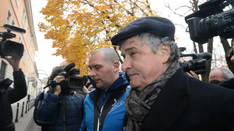 Oscar Maggi con l'avvocato Scapaticci entra nella caserma dei carabinieri