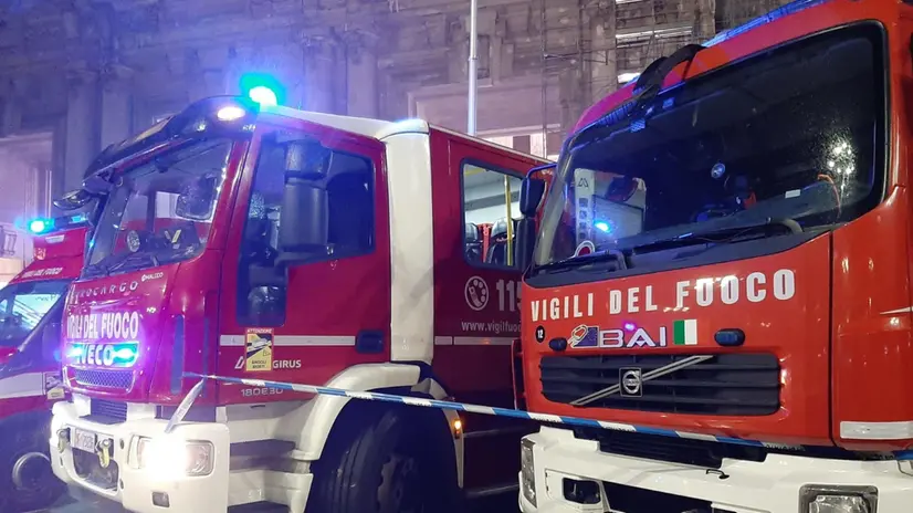 È strato tratto in salvo l'uomo che si è arrampicato sulla facciata esterna della Stazione Centrale di Milano, approfittando di alcune impalcature, 25 ottobre 2024. Soccorso dei vigili del fuoco, che lo hanno raggiunto con un'autoscala, ha poi acconsentito ad essere riaccompagnato a terra. Si tratta di un cittadino romeno, le motivazioni del suo gesto non sono ancora note. ANSA/BIANCA MARIA MANFREDI