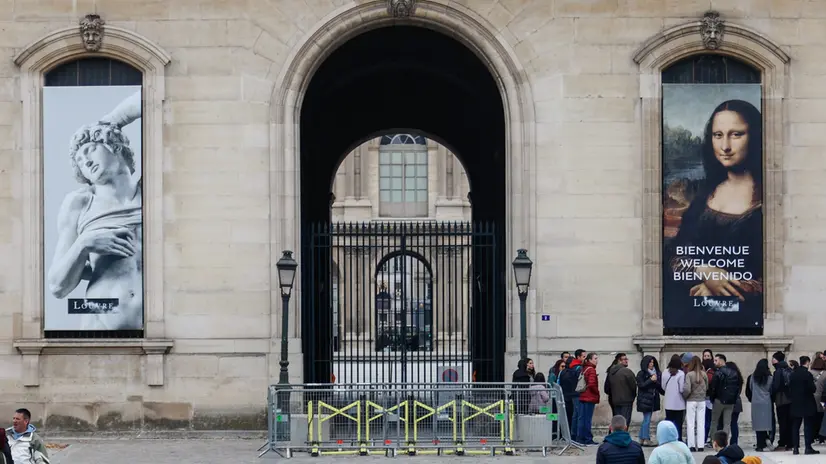 epa12464607 The south-east facade of the Louvre museum is seen closed at Quai François-Mitterrand, after a robbery of Louvre museum, in Paris, France, 19 October 2025. The Louvre Museum was targeted in a robbery by several criminals who smashed windows to steal jewelry. The museum was later closed. French Culture Minister Rachida Dati called it 'an attack on France’s cultural heritage.' EPA/Mohammed Badra