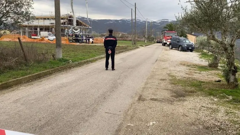 I Carabinieri del Comando provinciale di Potenza e gli operatori sanitari del 118 Basilicata soccorso sul luogo in cui un operaio di 44 anni è morto in seguito a un incidente sul lavoro avvenuto in un cantiere edile a Muro Lucano (Potenza), 15 gennaio 2025. Secondo la prima ricostruzione, l'uomo sarebbe rimasto incastrato in una betoniera. ANSA