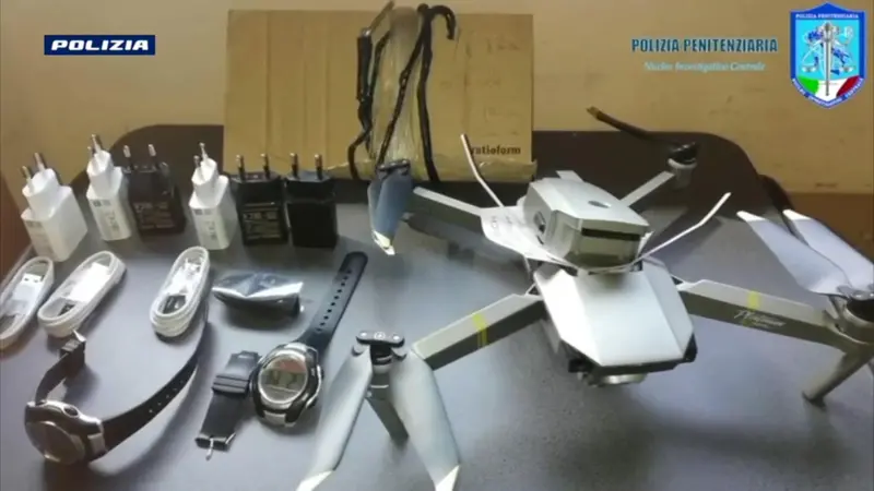 Telefoni e droga introdotti illecitamente in carcere: dalle prime ore di questa mattina, a Napoli, la Polizia di Stato e la Polizia Penitenziaria, su delega della Direzione Distrettuale Antimafia di Napoli, stanno eseguendo due ordinanze di custodia cautelare in carcere nei confronti di complessivi 30 destinatari. Sono a vario titolo gravemente indiziati di associazione di tipo mafioso, estorsioni, traffico di stupefacenti, detenzione di armi da fuoco ed accesso indebito a dispositivi idonei alla comunicazione da parte di soggetti detenuti. Maggiori informazioni verranno fornite nella conferenza stampa che si terrà alle ore 11 presso la Procura della Repubblica di Napoli. ANSA/ POLIZIA DI STATO E POLIZIA PENITENZIARIA NAPOLI ANSA PROVIDES ACCESS TO THIS HANDOUT PHOTO TO BE USED SOLELY TO ILLUSTRATE NEWS REPORTING OR COMMENTARY ON THE FACTS OR EVENTS DEPICTED IN THIS IMAGE; NO ARCHIVING; NO LICENSING NPK