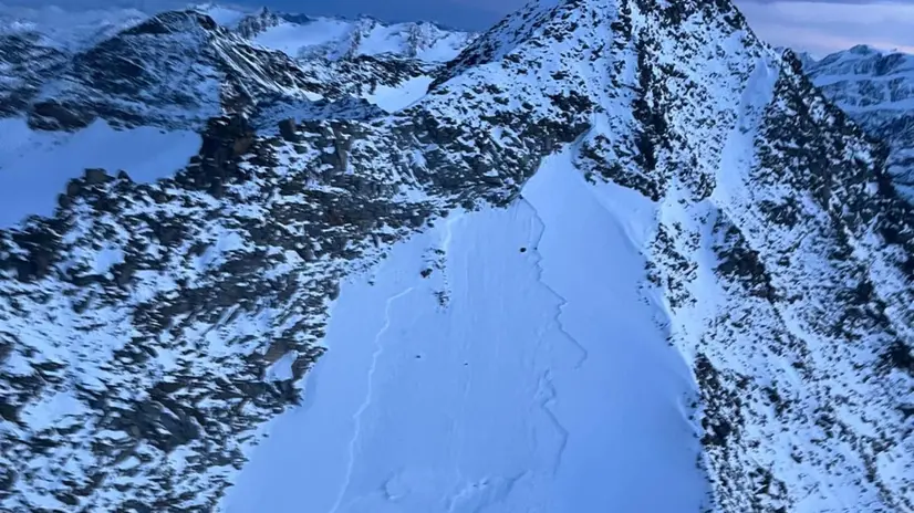Il luogo della valanga, 03 novembre 2025. La Guardia di finanza sta ricostruendo in queste ore l'esatta dinamica della valanga che sabato scorso è costata la vita a cinque alpinisti tedeschi su Cima Vertana, nel gruppo dell'Ortles, in Alto Adige. La slavina, come è stato appurato nel frattempo, si è staccata poco prima della ore 16, mentre due cordate stavano salendo verso la vetta a 3.545 metri di quota. La valanga con un fronte di circa 30 metri e una lunghezza di 200 metri non ha lasciato scampo ai cinque tedeschi, che sono stati trascinati via con le masse nevose. L'allarme è stato lanciato da due altri alpinisti che sono stati solo sfiorati dalla slavina. Tre vittime sono state trovate ancora in giornata, mentre due solo la mattina dopo. ANSA/CNSAS +++FOTO DIFFUSA DALL'UFFICIO STAMPA - USARE SOLO PER ILLUSTRARE OGGI LA NOTIZIA INDICATA NEL TITOLO - NON ARCHIVIARE - NON VENDERE - NON USARE PER FINI NON GIORNALISTICI - NPK+++