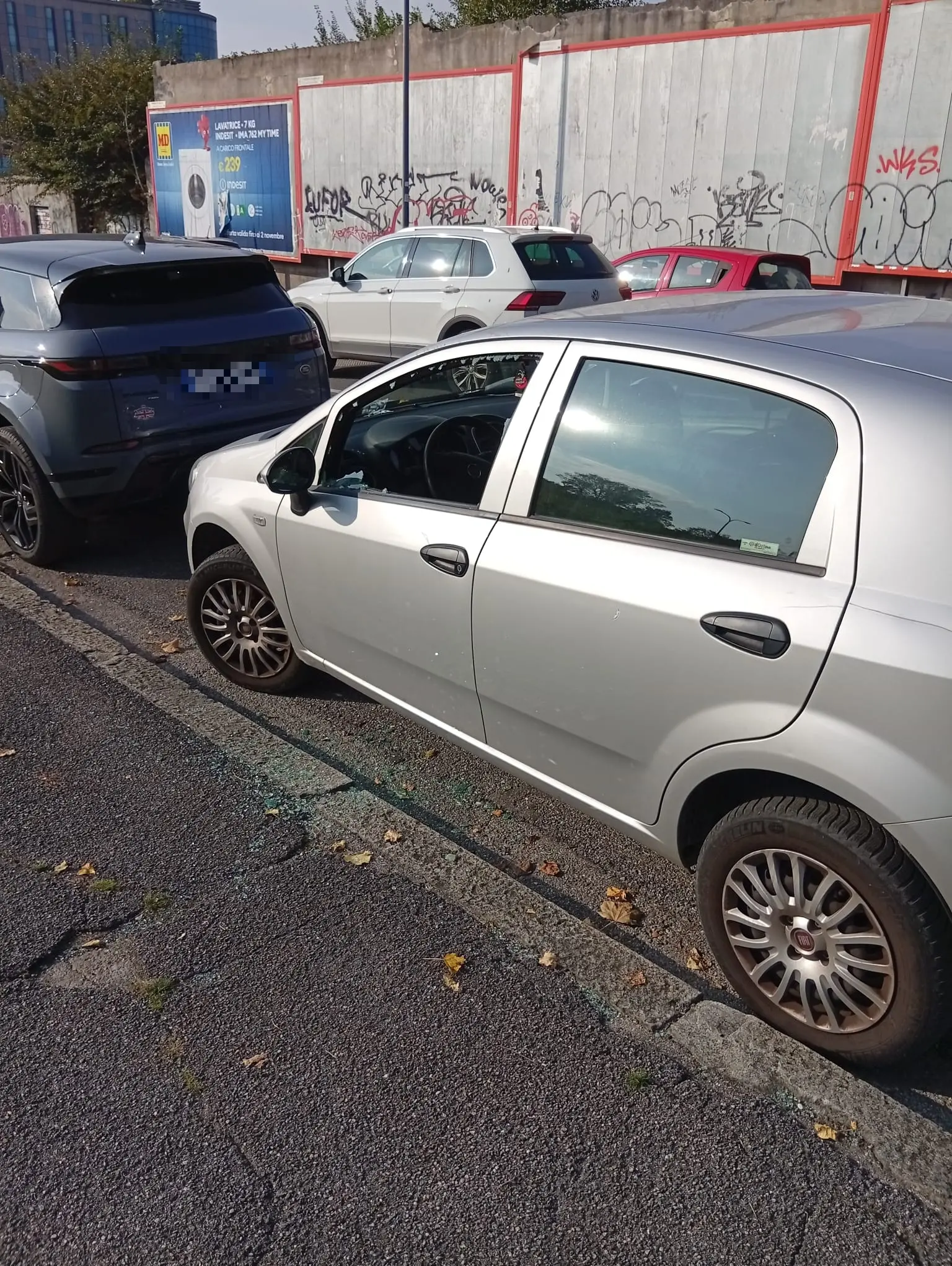Auto con i finestrini rotti a Brescia Due