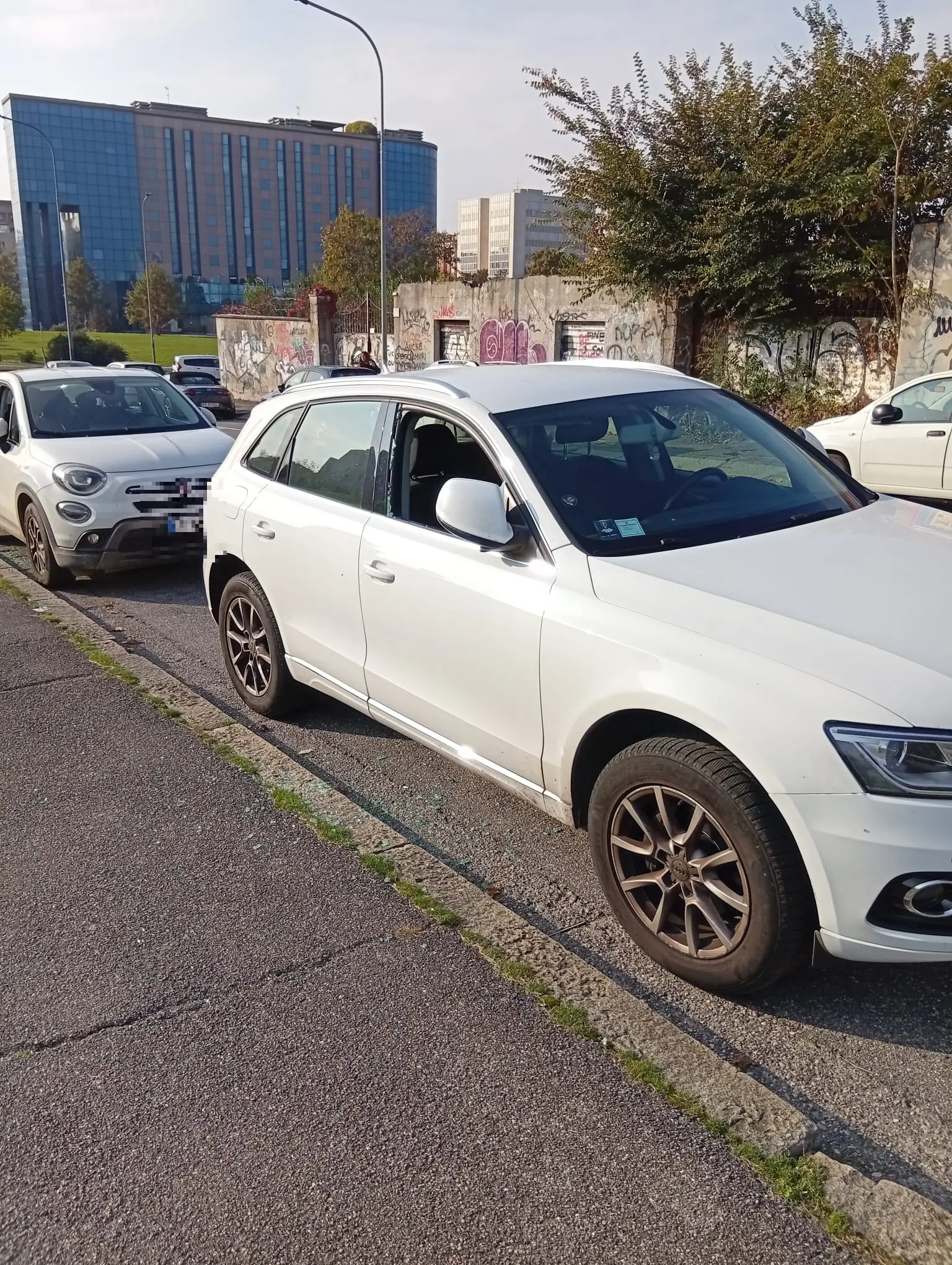 Auto con i finestrini rotti a Brescia Due
