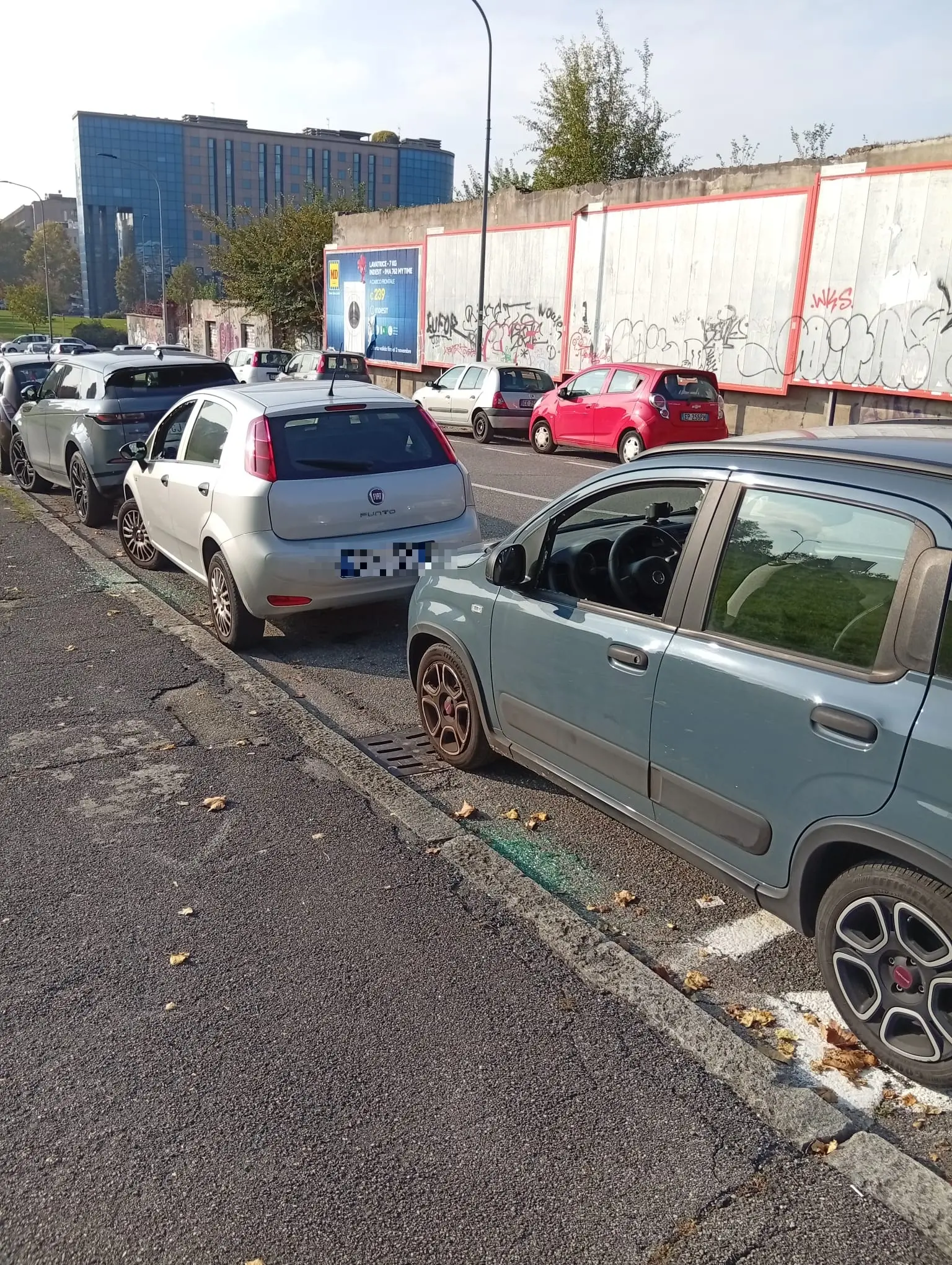 Auto con i finestrini rotti a Brescia Due
