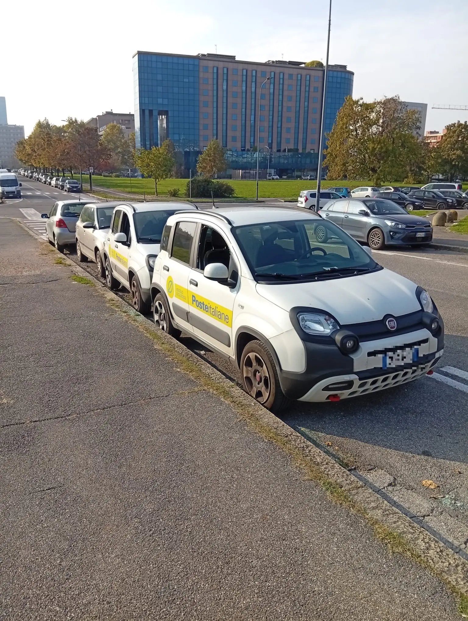 Auto con i finestrini rotti a Brescia Due