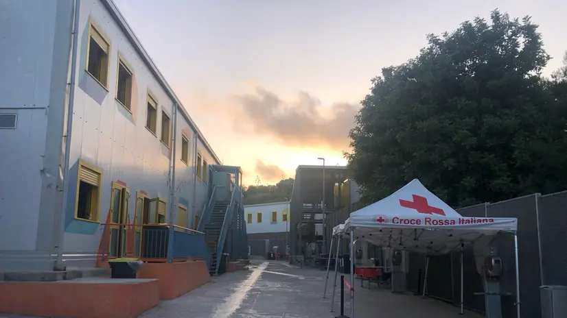 Esterno dell'hotspot per l'accoglienza dei migranti di Lampedusa, 27 giugno 2025. ANSA/Ruggero Farkas