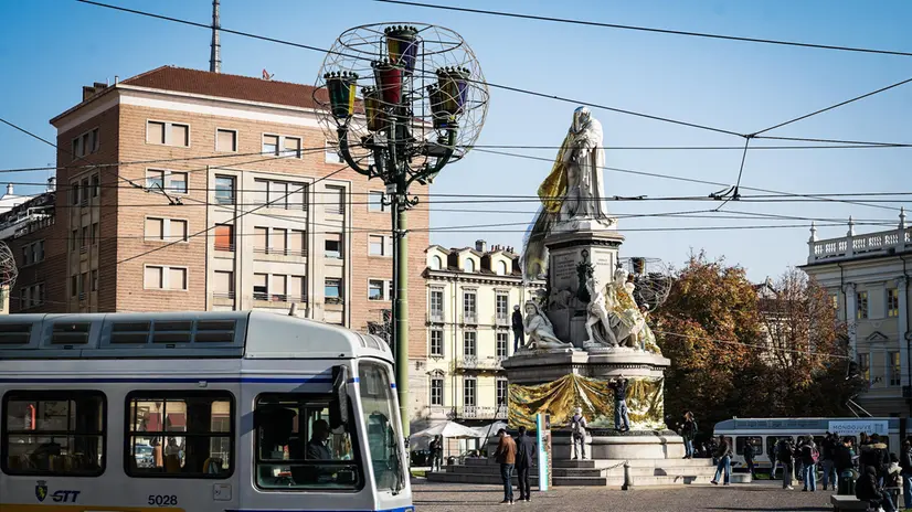 epa12511754 Extinction Rebellion activists cover the statue of Cavour in Piazza Carlina with thermal sheets to denounce the billionaire elite’s responsibility for the climate crisis, in Turin, Italy, 08 november 2025. EPA/Tino Romano
