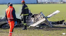 Un aereo ultraleggero, per cause ancora in corso di accertamento da parte degli inquirenti, è precipitato in un campo agricolo, il pilota è morto sul colpo, a Cona Ferrara l’8 novembre 2025